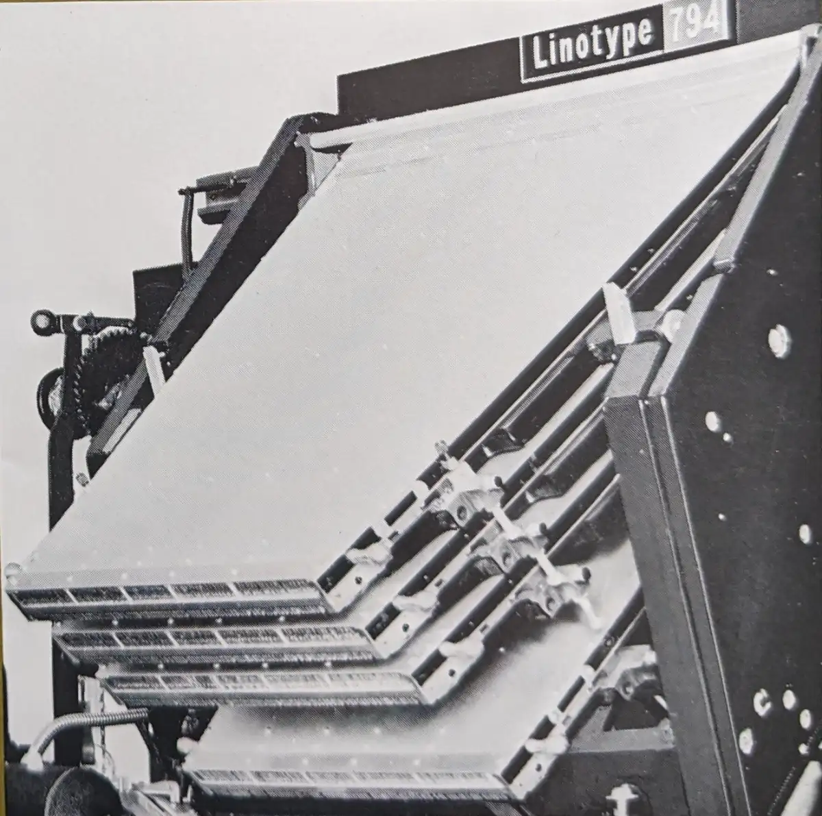 Hydraulic magazine changing